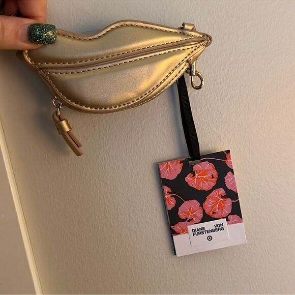 Dvf Gold Lips Pouch Coin Purse & keychain - Picture 1 of 14